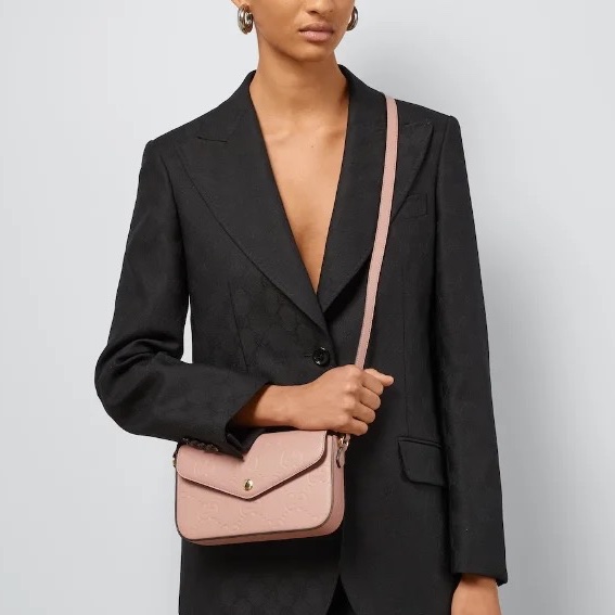莉亞精品♡Gucci 772794 壓紋斜背包 粉 全新閒置品-1