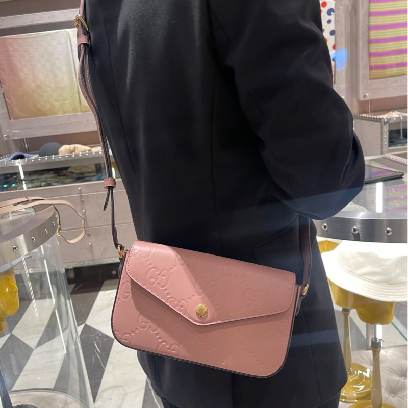 莉亞精品♡Gucci 772794 壓紋斜背包 粉 全新閒置品-2