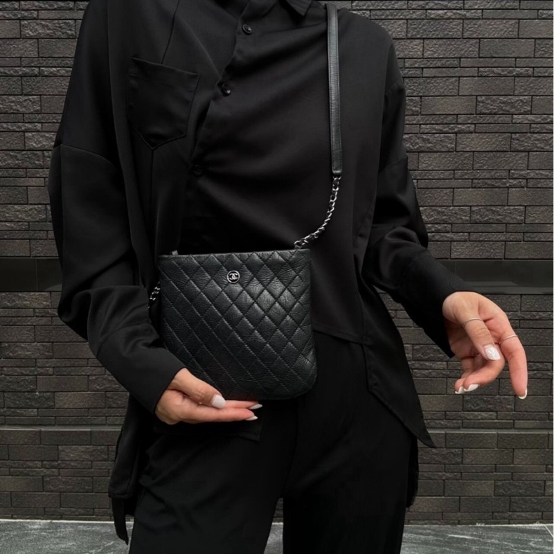 Chanel香奈兒黑銀郵差包 牛皮耐磨 包很輕便有拉鏈-0