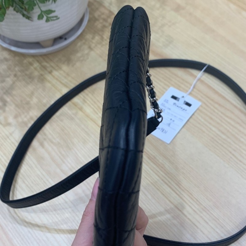 Chanel香奈兒黑銀郵差包 牛皮耐磨 包很輕便有拉鏈-7