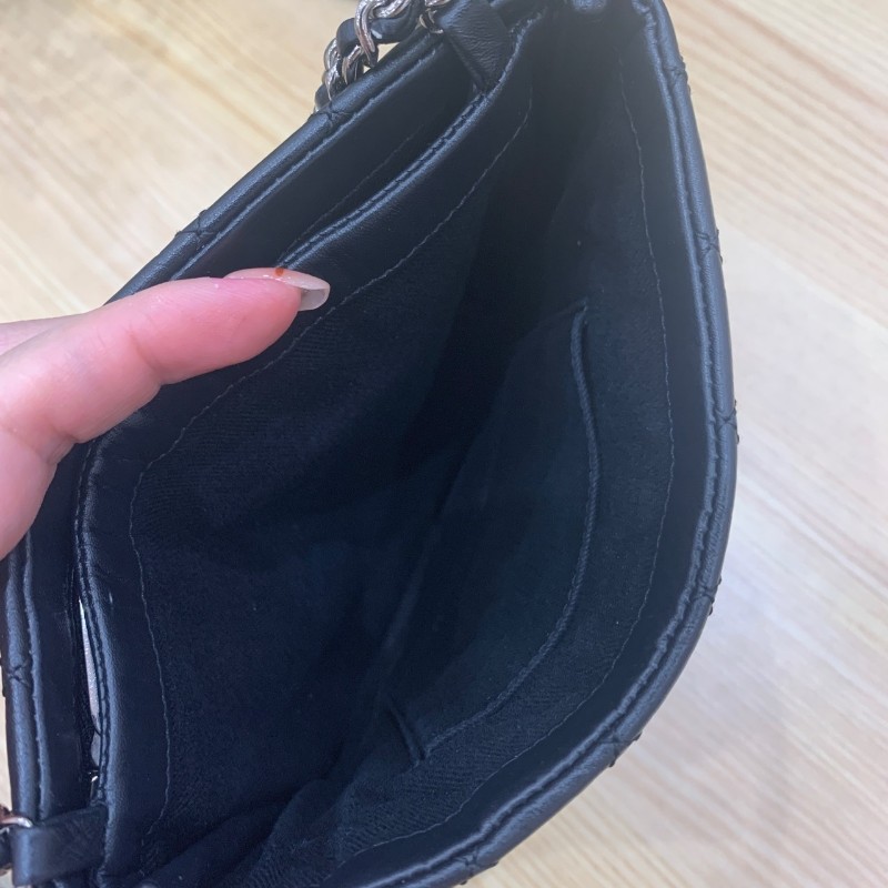 Chanel香奈兒黑銀郵差包 牛皮耐磨 包很輕便有拉鏈-10