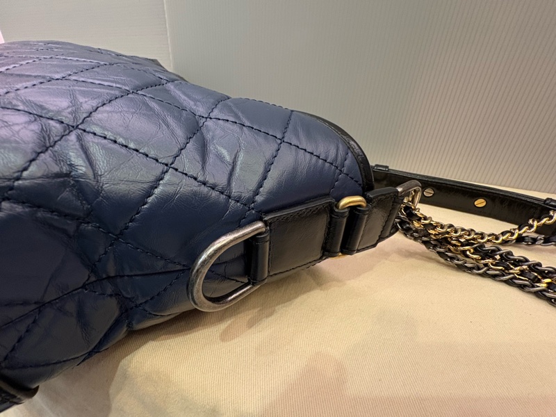chanel 藍黑色牛皮 新中號流浪包-15