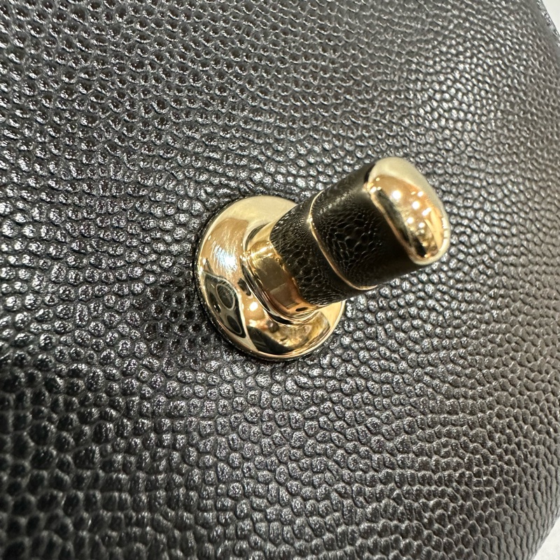 Chanel A93749 黑荔枝皮淡金釦斜背包 相機包-24