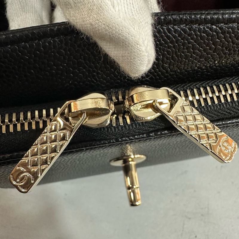 Chanel A93749 黑荔枝皮淡金釦斜背包 相機包-38