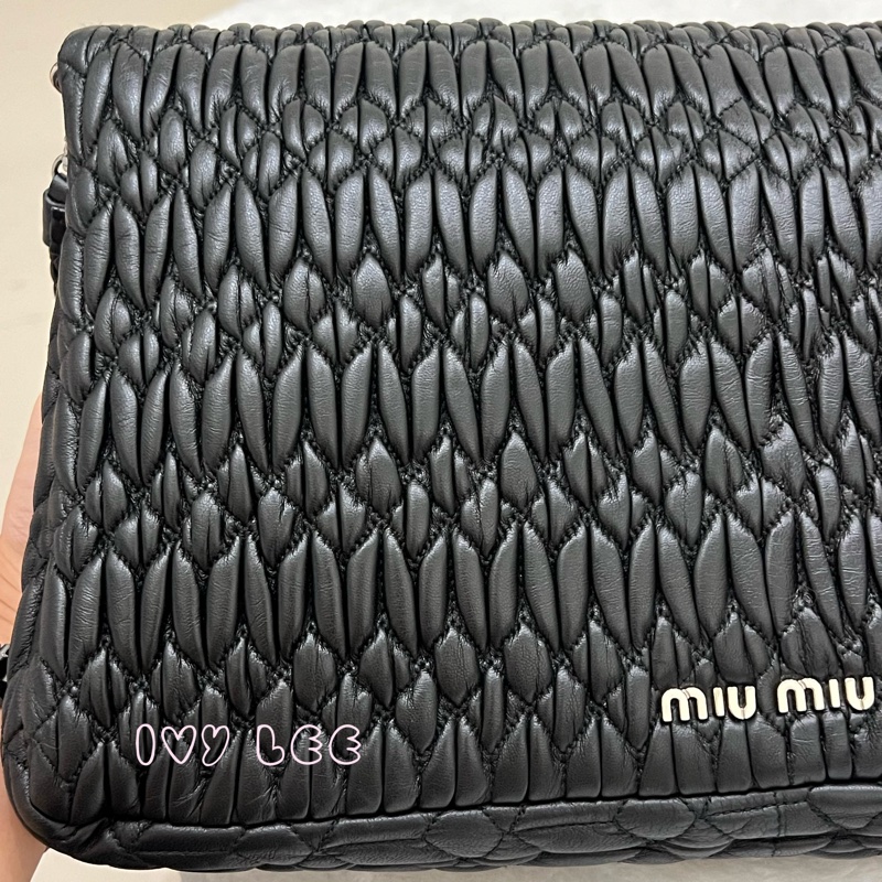 Miu Miu 黑色 Matelasse 皮革抓皺 水晶 雙背帶 單肩包 正品 二手精品-24