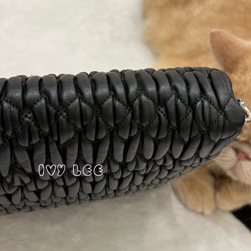 Miu Miu 黑色 Matelasse 皮革抓皺 水晶 雙背帶 單肩包 正品 二手精品-31