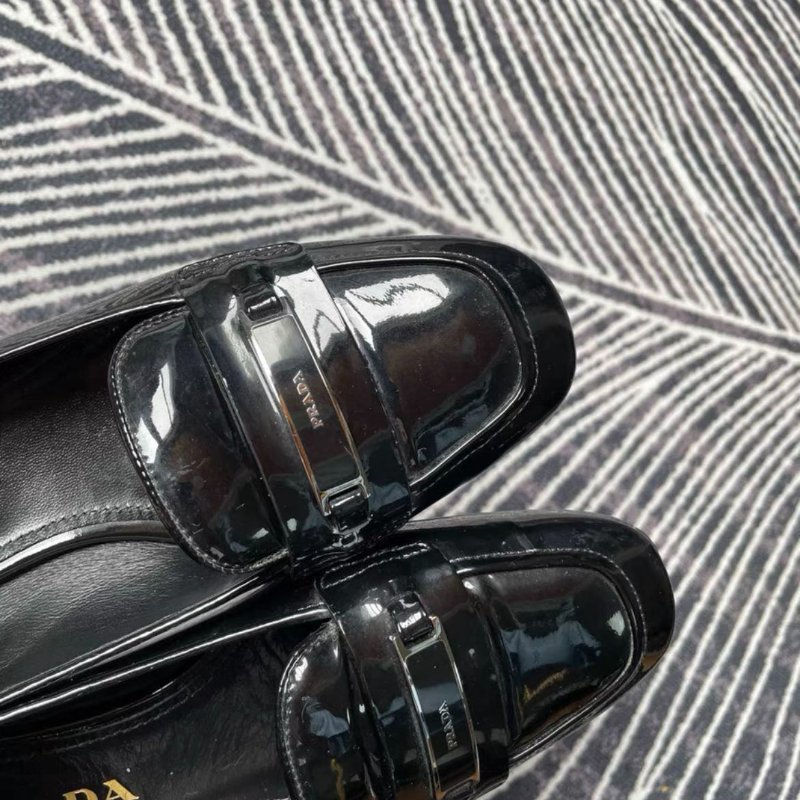 Prada 黑色平底樂福鞋 35號 九成新-1