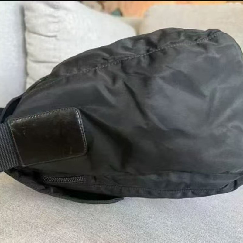 Prada 大號 中古款 郵差包 男女都可以用 底邊35cm，35*23可放電腦 很新-1