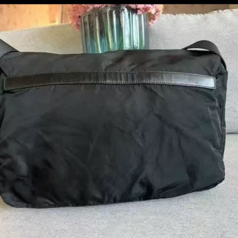 Prada 大號 中古款 郵差包 男女都可以用 底邊35cm，35*23可放電腦 很新-6
