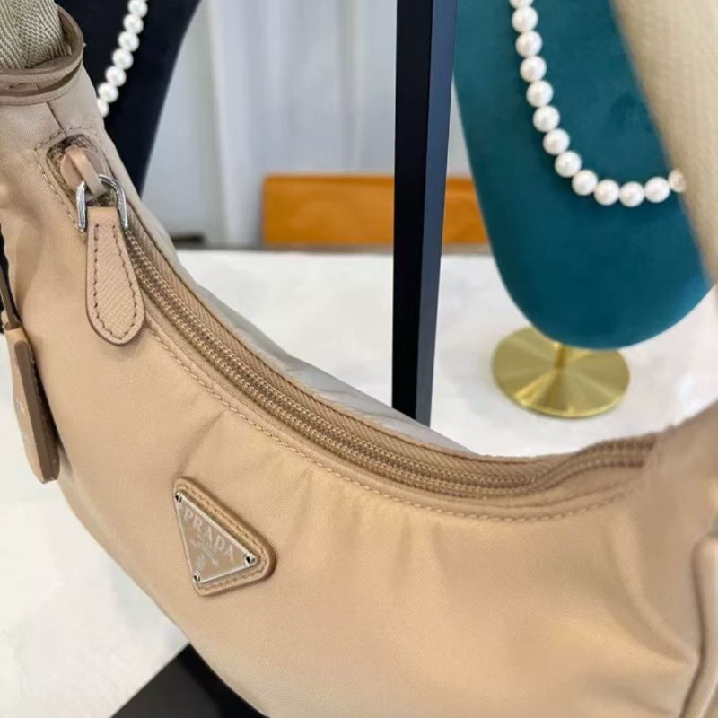 Prada hobo 奶茶色 尼龍腋下包99新 22*18*6.5 配件塵袋-1