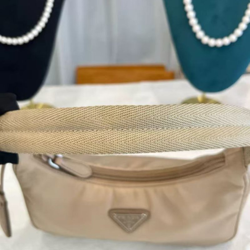 Prada hobo 奶茶色 尼龍腋下包99新 22*18*6.5 配件塵袋-3