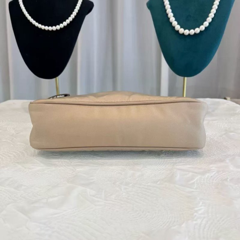 Prada hobo 奶茶色 尼龍腋下包99新 22*18*6.5 配件塵袋-4