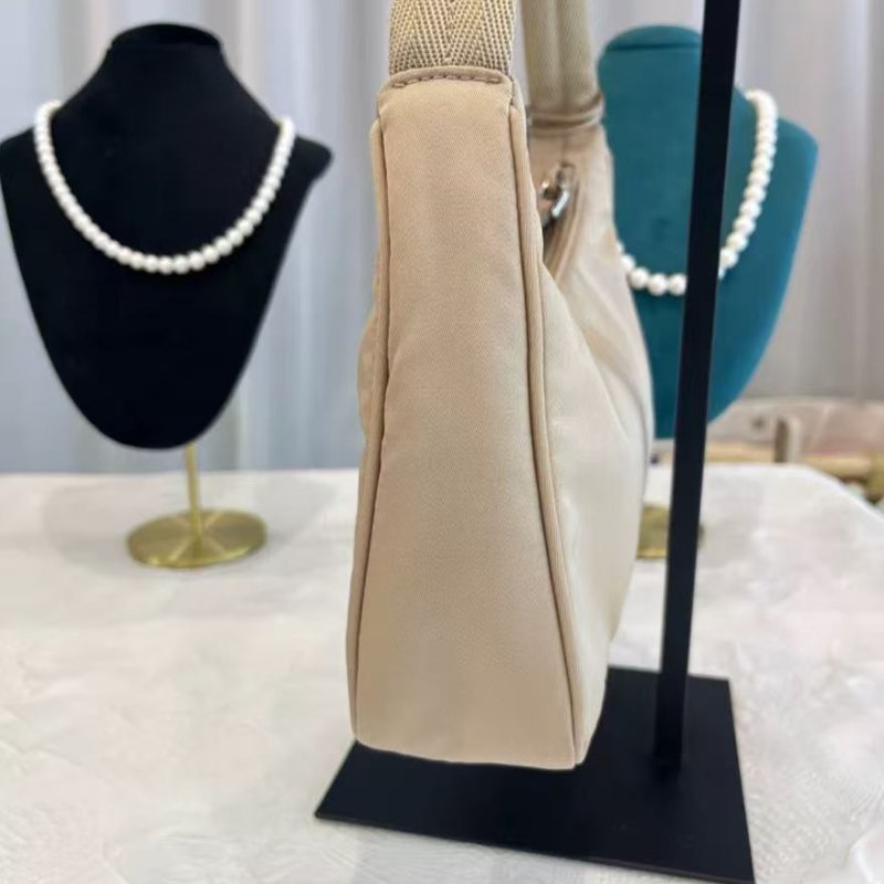 Prada hobo 奶茶色 尼龍腋下包99新 22*18*6.5 配件塵袋-5