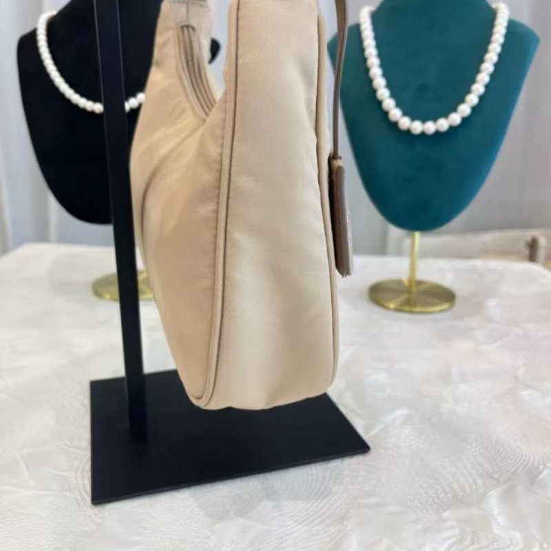 Prada hobo 奶茶色 尼龍腋下包99新 22*18*6.5 配件塵袋-6