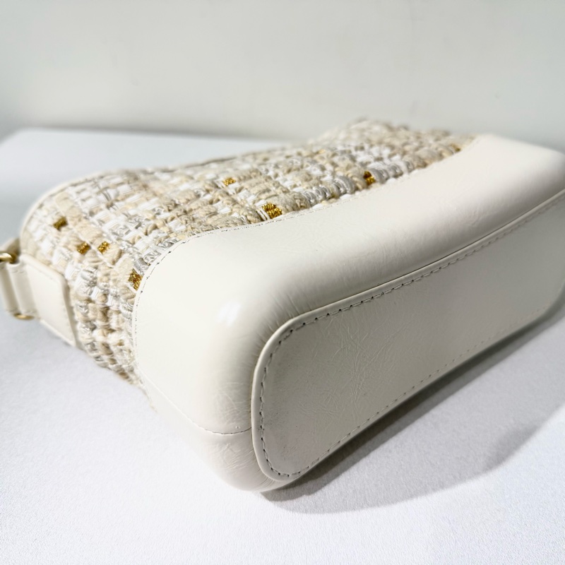 CHANEL白色毛呢拚金蔥編織小號流浪包A91810-6