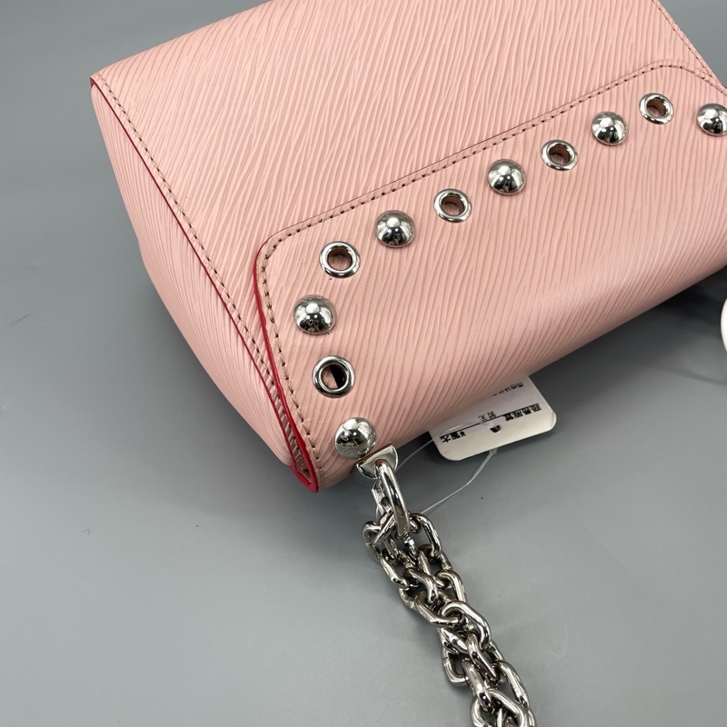 LV twist水波紋鉚釘單肩包 尺寸約23*16*9-15