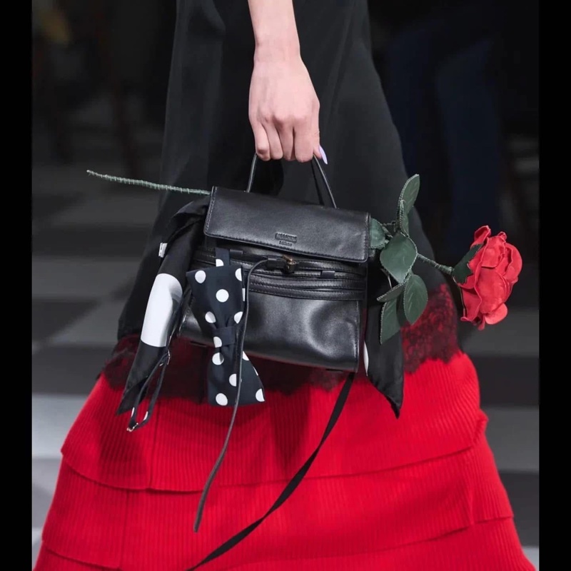 MOSCHINO Tie Me 綁帶包 （附揹帶）現貨-1