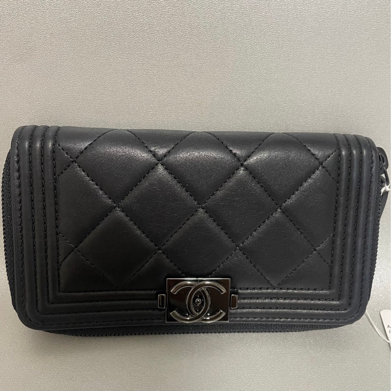 Chanel boy so black 中夾 (卡標齊全)-1