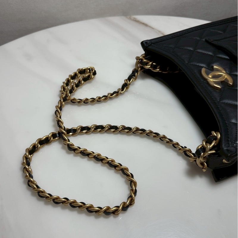 Chanel 24S hobo bag 黑金牛 晶片款 全新閒置-13