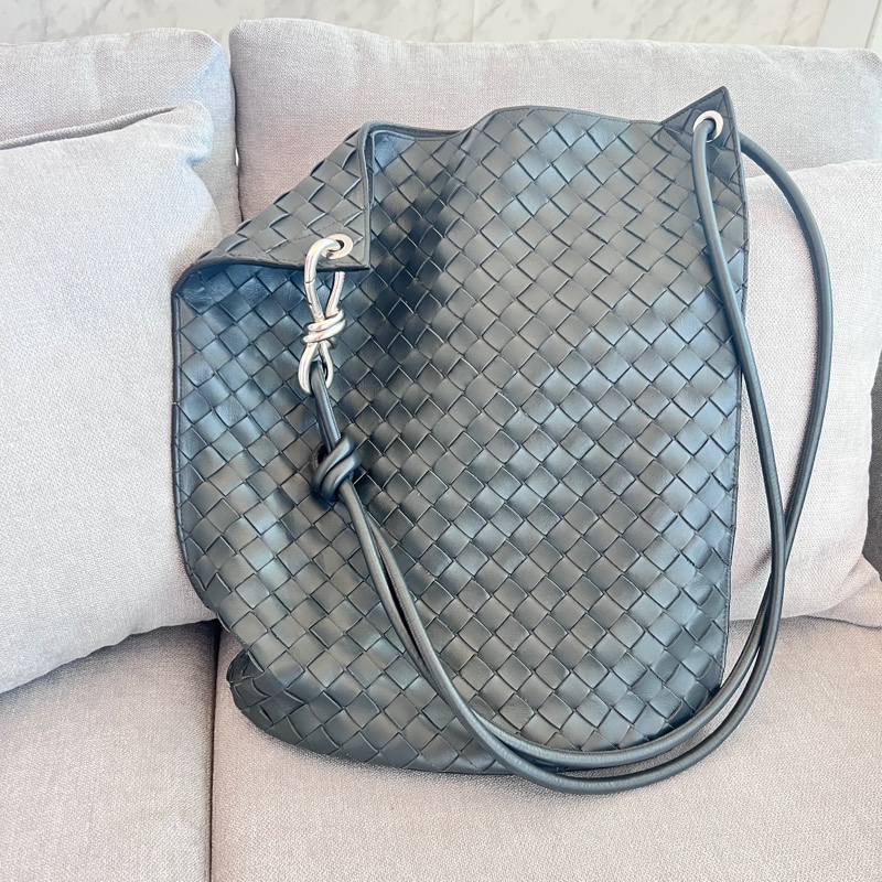 BOTTEGA VENETA 寶緹嘉 Knot 可斜背 扭結金屬鉤小牛皮編織肩背水桶包(岩石灰）-0