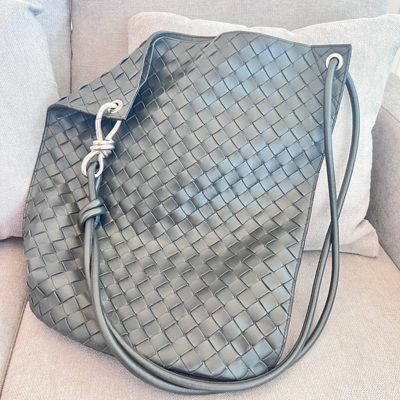 BOTTEGA VENETA 寶緹嘉 Knot 可斜背 扭結金屬鉤小牛皮編織肩背水桶包(岩石灰）-1