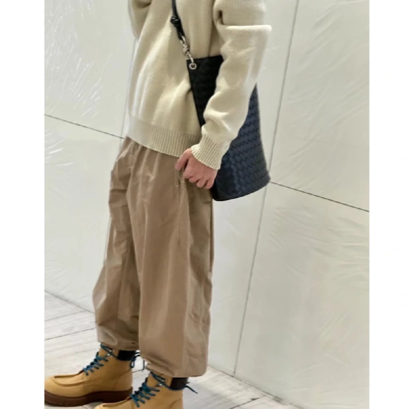 BOTTEGA VENETA 寶緹嘉 Knot 可斜背 扭結金屬鉤小牛皮編織肩背水桶包(岩石灰）-4