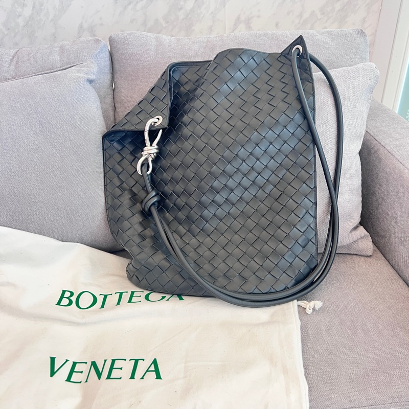 BOTTEGA VENETA 寶緹嘉 Knot 可斜背 扭結金屬鉤小牛皮編織肩背水桶包(岩石灰）-6