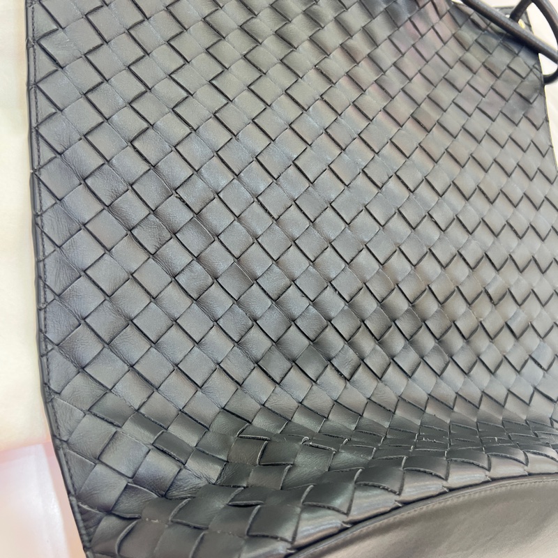 BOTTEGA VENETA 寶緹嘉 Knot 可斜背 扭結金屬鉤小牛皮編織肩背水桶包(岩石灰）-7