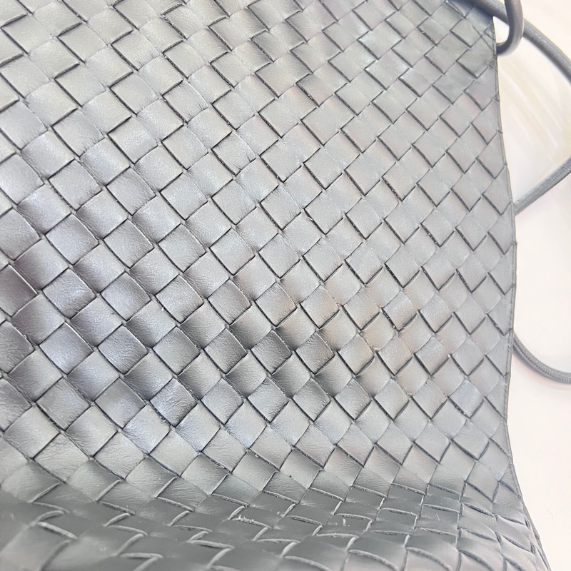 BOTTEGA VENETA 寶緹嘉 Knot 可斜背 扭結金屬鉤小牛皮編織肩背水桶包(岩石灰）-8