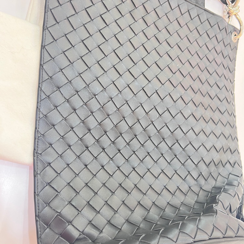 BOTTEGA VENETA 寶緹嘉 Knot 可斜背 扭結金屬鉤小牛皮編織肩背水桶包(岩石灰）-9