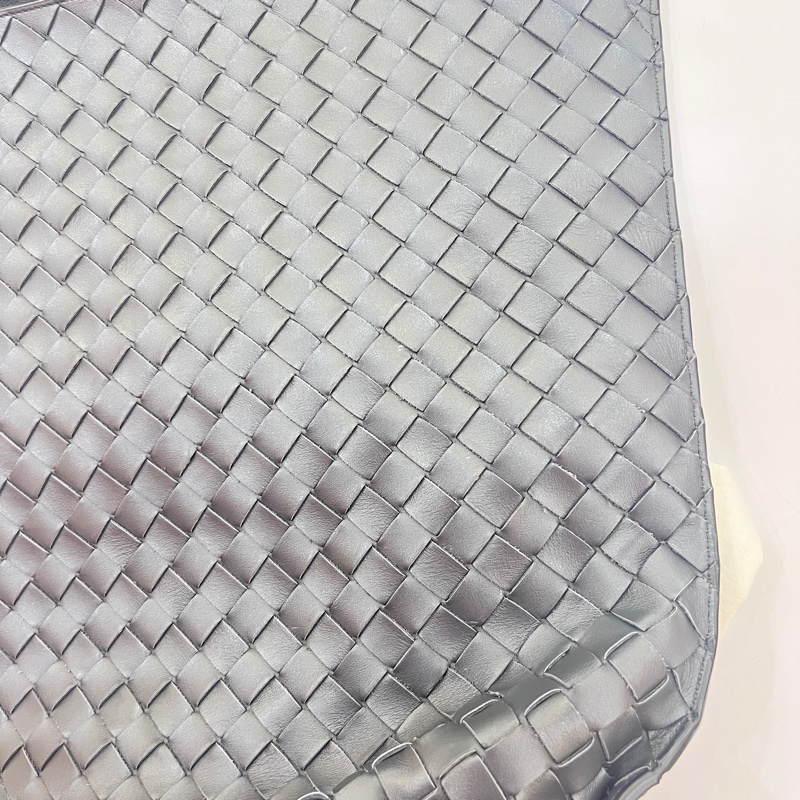 BOTTEGA VENETA 寶緹嘉 Knot 可斜背 扭結金屬鉤小牛皮編織肩背水桶包(岩石灰）-10