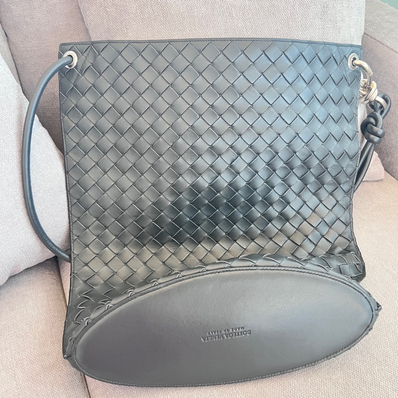 BOTTEGA VENETA 寶緹嘉 Knot 可斜背 扭結金屬鉤小牛皮編織肩背水桶包(岩石灰）-11