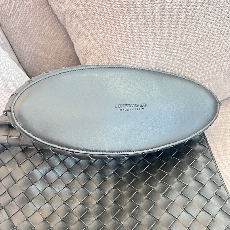 BOTTEGA VENETA 寶緹嘉 Knot 可斜背 扭結金屬鉤小牛皮編織肩背水桶包(岩石灰）-12