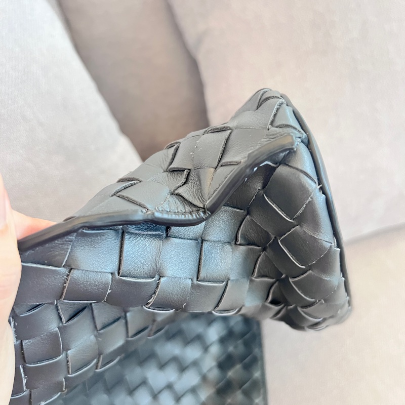 BOTTEGA VENETA 寶緹嘉 Knot 可斜背 扭結金屬鉤小牛皮編織肩背水桶包(岩石灰）-13