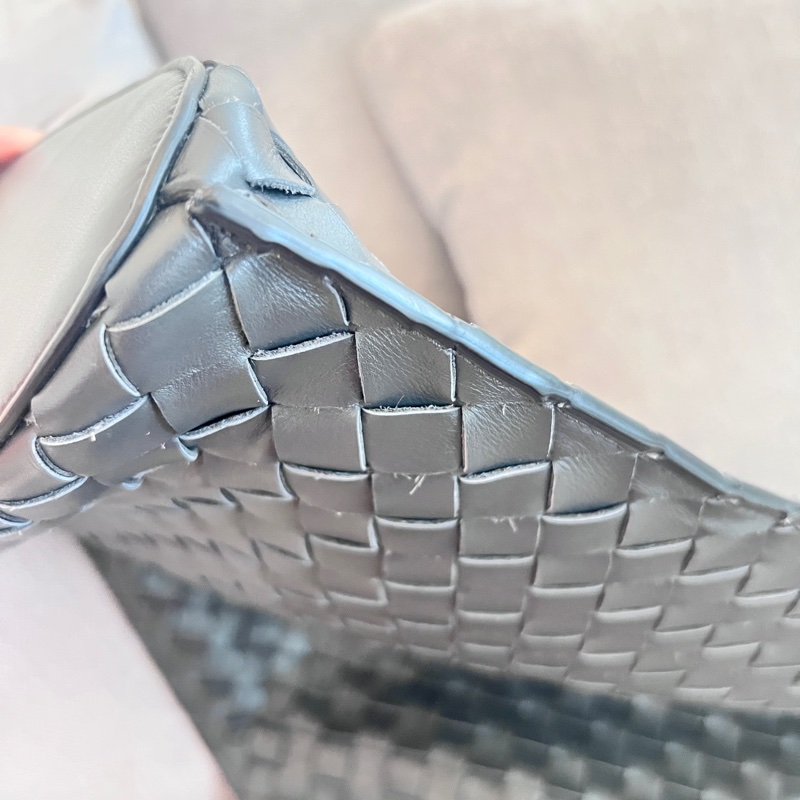 BOTTEGA VENETA 寶緹嘉 Knot 可斜背 扭結金屬鉤小牛皮編織肩背水桶包(岩石灰）-14