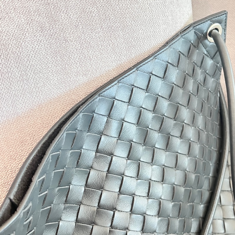 BOTTEGA VENETA 寶緹嘉 Knot 可斜背 扭結金屬鉤小牛皮編織肩背水桶包(岩石灰）-15