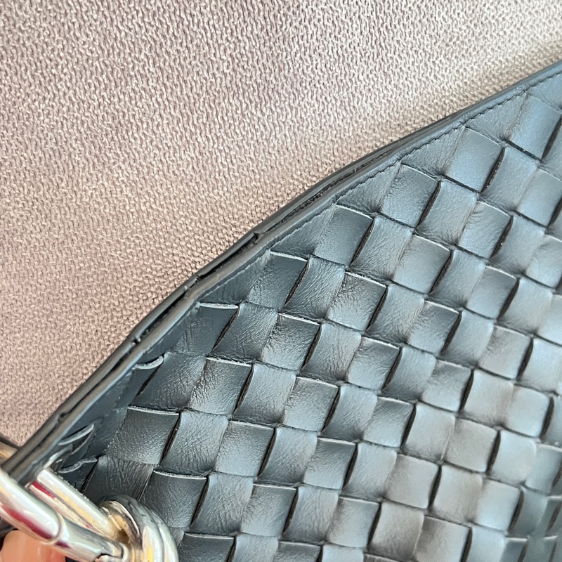 BOTTEGA VENETA 寶緹嘉 Knot 可斜背 扭結金屬鉤小牛皮編織肩背水桶包(岩石灰）-16