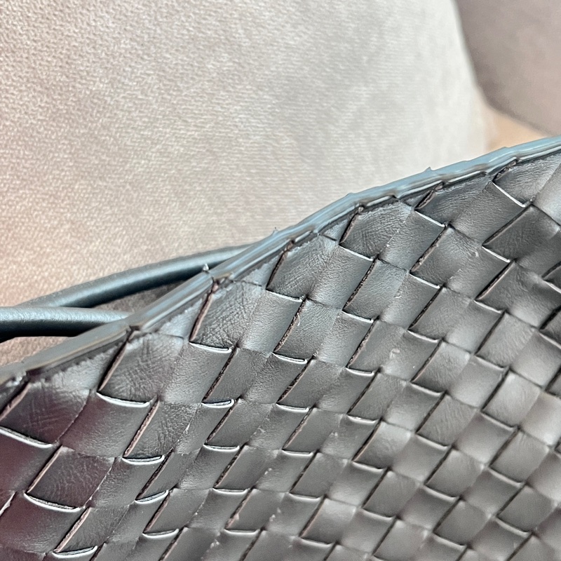 BOTTEGA VENETA 寶緹嘉 Knot 可斜背 扭結金屬鉤小牛皮編織肩背水桶包(岩石灰）-18