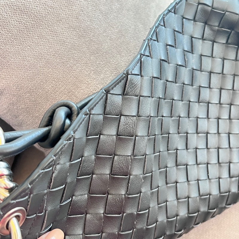 BOTTEGA VENETA 寶緹嘉 Knot 可斜背 扭結金屬鉤小牛皮編織肩背水桶包(岩石灰）-19