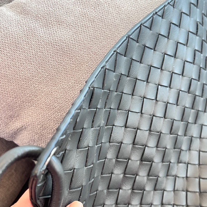 BOTTEGA VENETA 寶緹嘉 Knot 可斜背 扭結金屬鉤小牛皮編織肩背水桶包(岩石灰）-20