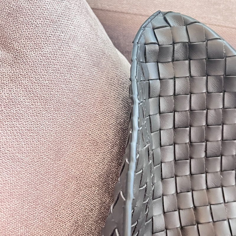 BOTTEGA VENETA 寶緹嘉 Knot 可斜背 扭結金屬鉤小牛皮編織肩背水桶包(岩石灰）-21