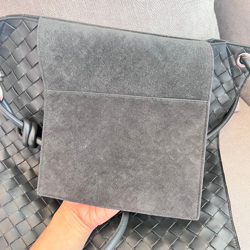 BOTTEGA VENETA 寶緹嘉 Knot 可斜背 扭結金屬鉤小牛皮編織肩背水桶包(岩石灰）-23