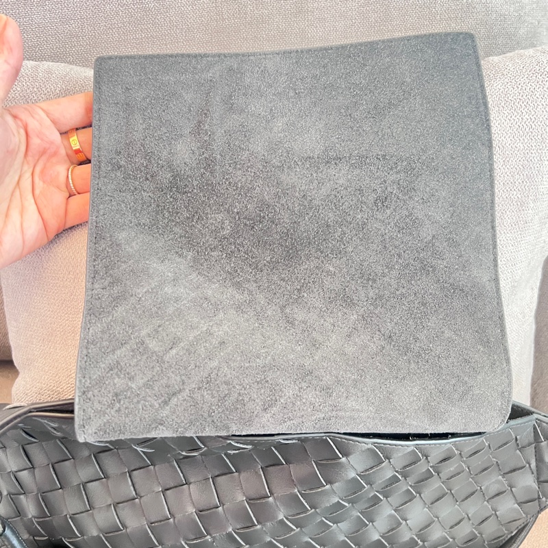 BOTTEGA VENETA 寶緹嘉 Knot 可斜背 扭結金屬鉤小牛皮編織肩背水桶包(岩石灰）-25