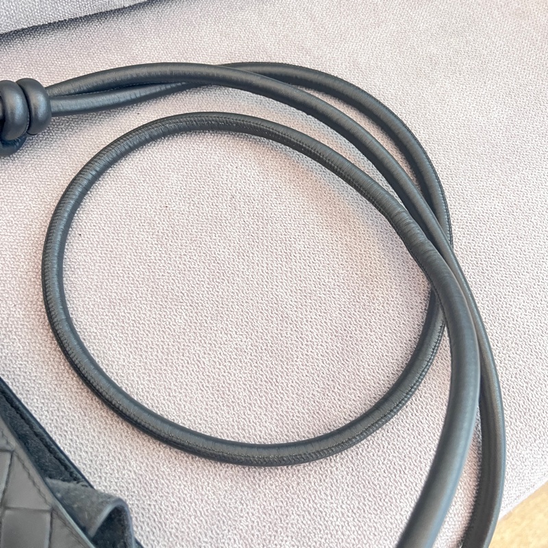 BOTTEGA VENETA 寶緹嘉 Knot 可斜背 扭結金屬鉤小牛皮編織肩背水桶包(岩石灰）-26