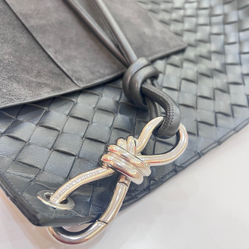 BOTTEGA VENETA 寶緹嘉 Knot 可斜背 扭結金屬鉤小牛皮編織肩背水桶包(岩石灰）-29