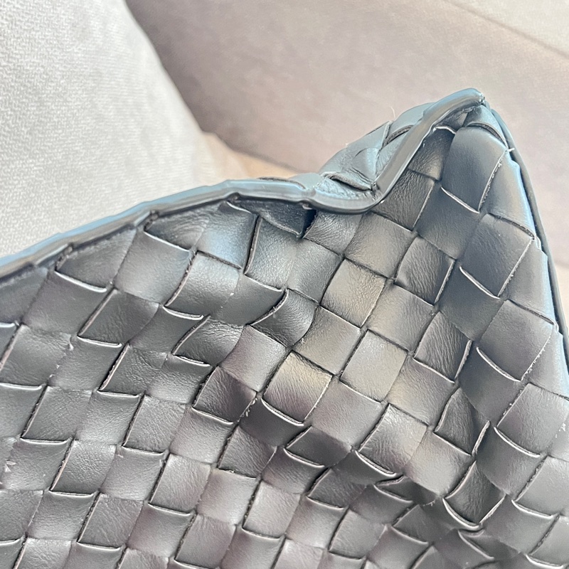 BOTTEGA VENETA 寶緹嘉 Knot 可斜背 扭結金屬鉤小牛皮編織肩背水桶包(岩石灰）-30