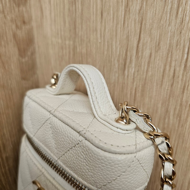 Chanel香奈兒 白荔枝皮金釦mini斜背化妝包-4