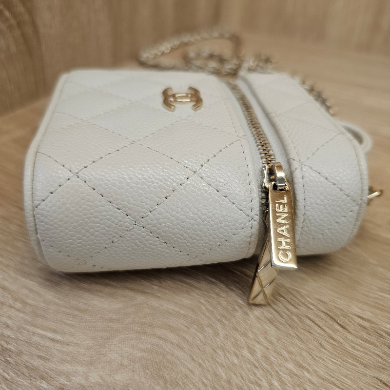 Chanel香奈兒 白荔枝皮金釦mini斜背化妝包-9