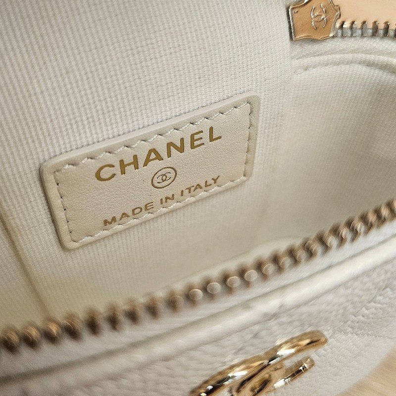 Chanel香奈兒 白荔枝皮金釦mini斜背化妝包-13