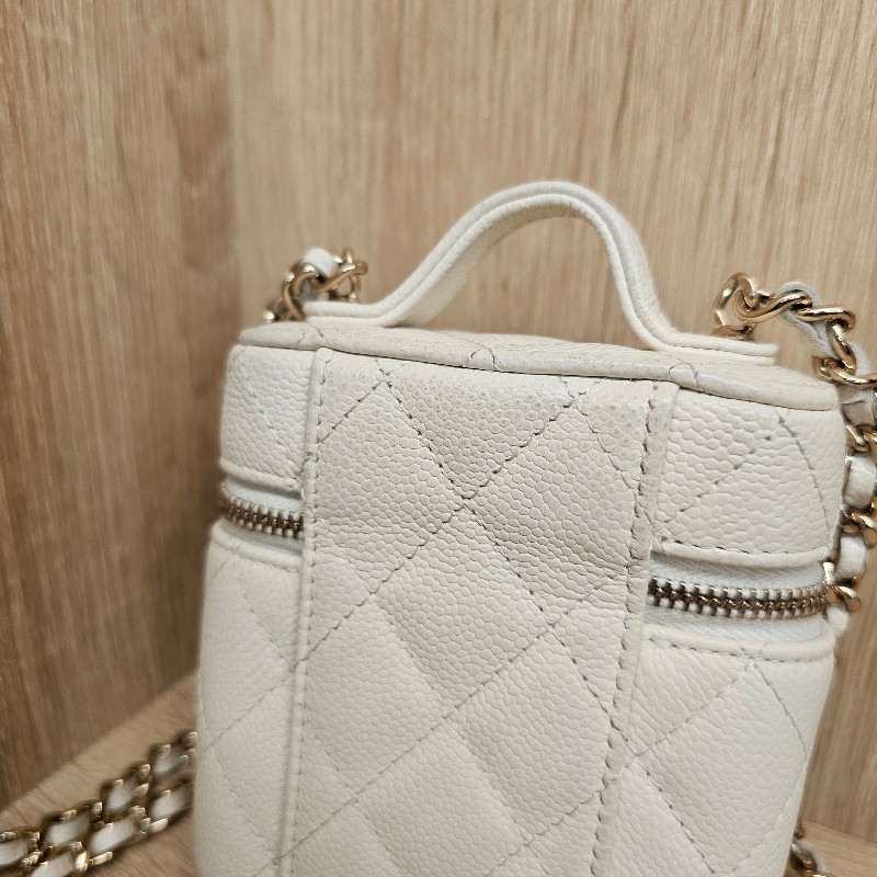 Chanel香奈兒 白荔枝皮金釦mini斜背化妝包-16